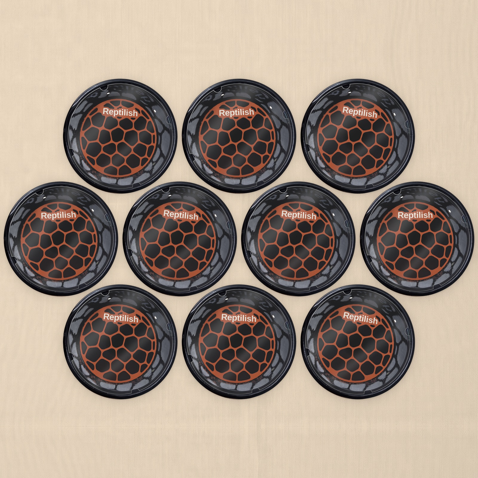 Dieci contenitori tondi (deli cup) con coperchio in acrilico, ognuno con dentro una piastra Pebble Plate tonda in Terracotta (vista dall'alto)