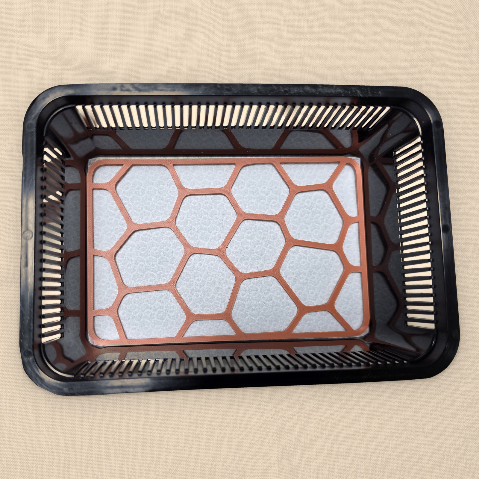 Una piastra Pebble Plate rettangolare in Terracotta, senza testo personalizzato, sul tappetino in un faunabox piccolo